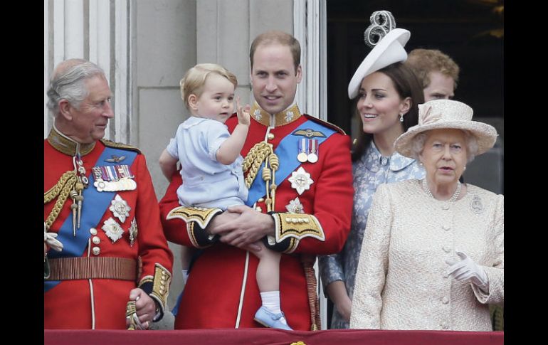 El príncipe Guillermo sostiene al pequeño Jorge acompañado por su padre, Carlos, la reina Elizabeth y su esposa, Catalina. AFP / T. Ireland