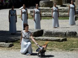 Lehú pasará el fuego sagrado al primer portador de la antorcha, el gimnasta Lefteris Petrunias. AFP / A. Messinis