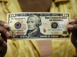 La víspera, el dólar alcanzó su peor nivel desde junio de 2015 frente a los principales cruces. AP / J. Scott