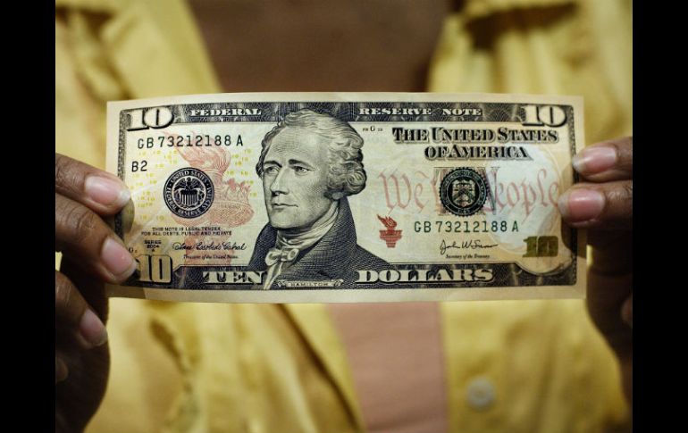 La víspera, el dólar alcanzó su peor nivel desde junio de 2015 frente a los principales cruces. AP / J. Scott