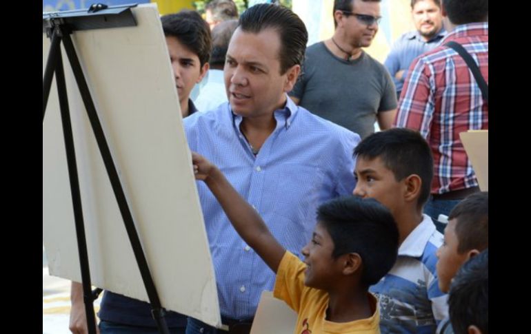 Lemus hizo el anuncio durante la inauguración de la pavimentación en la calle Revolución, en Santa Lucía. TWITTER / @PabloLemusN