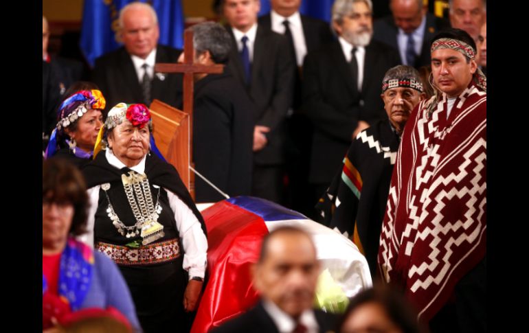 El féretro fue colocado en el Salón del Honor del edificio, donde todos podrán rendirle un homenaje. EFE / S. Silva