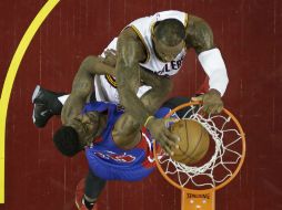 LeBron James agregó seis rebotes y tres asistencias durante el juego. AP / T. Dejak