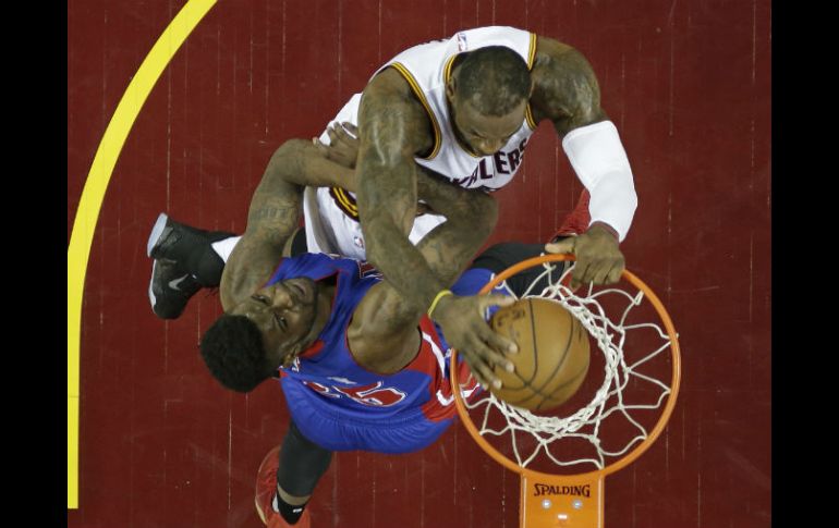 LeBron James agregó seis rebotes y tres asistencias durante el juego. AP / T. Dejak