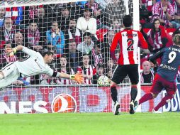 Gol de oro. Fernando Torres mantiene a los Colchoneros en la pelea por el título. EFE /