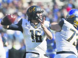 Candidato. Jared Goff figura entre las opciones de los Eagles para hacerse de un mariscal de campo en el Draft de la NFL. AP / R. Jenkins