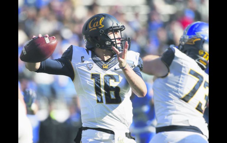 Candidato. Jared Goff figura entre las opciones de los Eagles para hacerse de un mariscal de campo en el Draft de la NFL. AP / R. Jenkins