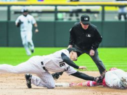 Tyler Saladino (i), de los Medias Blancas de Chicago, intenta dejar fuera a  Mike Trout, de Anaheim, quien se barre en segunda base. EFE / T. Maury