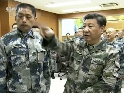 El presidente de China Xi Jinping (d), en uniforme militar, mientras asume un rol más directo como comandante de las fuerzas armadas. AP / ESPECIAL