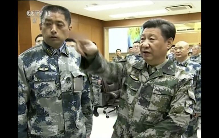 El presidente de China Xi Jinping (d), en uniforme militar, mientras asume un rol más directo como comandante de las fuerzas armadas. AP / ESPECIAL