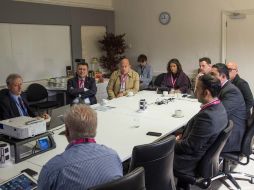 Enrique Alfaro durante su visita con expertos en Irlanda. ESPECIAL / Gobierno de Guadalajara