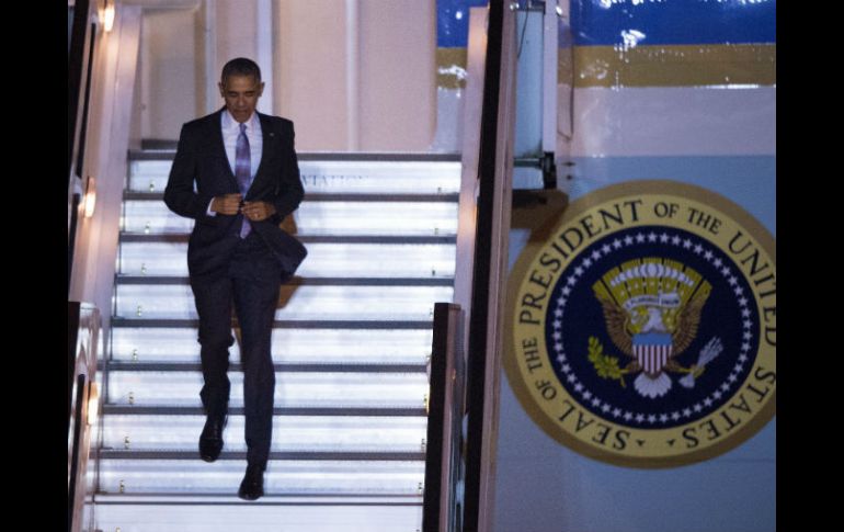 Obama aterrizó en el Air Force One en el aeropuerto londinense Stansted. EFE / H. McKay