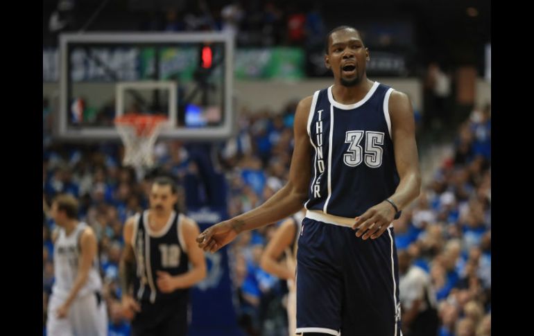 Kevin Durant condujo el triunfo del Thunder al conseguir 34 puntos en su cuenta personal. AFP / R. Martínez