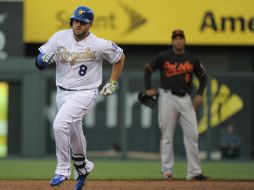 Mike Moustakas pegó jonrón, dos dobletes y remolcó tres anotaciones. AFP / E. Zurga