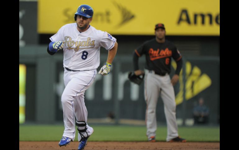 Mike Moustakas pegó jonrón, dos dobletes y remolcó tres anotaciones. AFP / E. Zurga