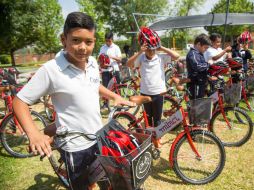 Los pequeños pueden disfrutar de un paseo en bicicleta en el Trompo Mágico. ESPECIAL /