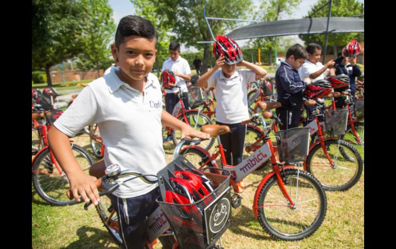 Los pequeños pueden disfrutar de un paseo en bicicleta en el Trompo Mágico. ESPECIAL /