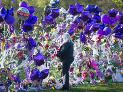 Colocan globos con el emblemático color púrpura, arreglos florales y fotografías. AFP / S. Olson