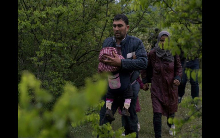 Salían de un bosque después de un periplo de tres horas desde Idomeni, donde cruzaron un río. AFP / J. Klamar