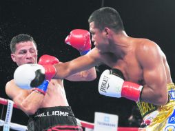 Román “Chocolatito” González (derecha) conecta a McWilliams Arroyo durante la pelea de campeonato mosca del CMB. AP /