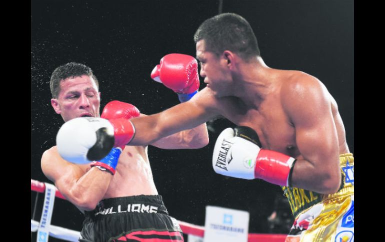 Román “Chocolatito” González (derecha) conecta a McWilliams Arroyo durante la pelea de campeonato mosca del CMB. AP /