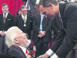 El escritor mexicano Fernando del Paso observa emocionado al rey de España, Felipe VI, después de recibir el Cervantes. AP /