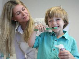 Doctor recomienda cepillar los dientes en cuanto aparezcan y usar hilo dental cuando son niños grandes. EFE / ARCHIVO