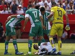 Jugadores del Betis reclaman a José Antonio Reyes por fingir una falta durante el partido. EFE / J.Muñoz