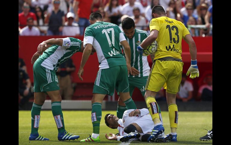 Jugadores del Betis reclaman a José Antonio Reyes por fingir una falta durante el partido. EFE / J.Muñoz