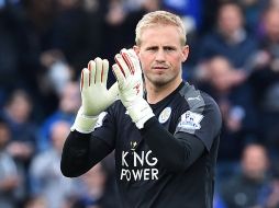 El portero del Leicester, Kasper Schmeichel aplaude luego del triunfo de su equipo. AFP / B.Stansall