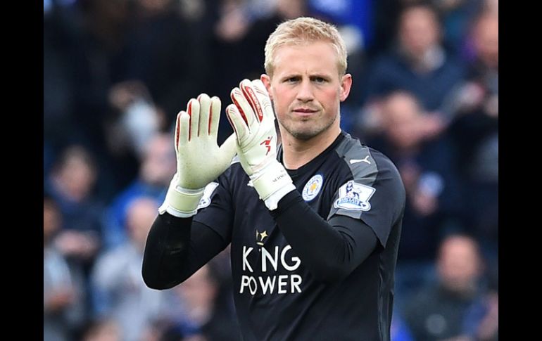 El portero del Leicester, Kasper Schmeichel aplaude luego del triunfo de su equipo. AFP / B.Stansall