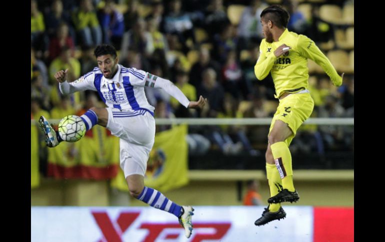 El quintanarroense desaprovecha una oportunidad clara de gol frente al portero Sergio Asenjo. AFP / J. Jordan