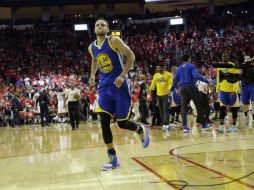 Curry reapareció tras perderse dos partidos, pero no jugó en el segundo tiempo debido a un golpe en la rodilla derecha. AP / D. Phillip