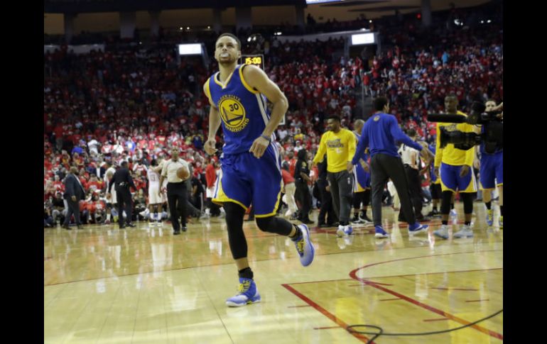 Curry reapareció tras perderse dos partidos, pero no jugó en el segundo tiempo debido a un golpe en la rodilla derecha. AP / D. Phillip