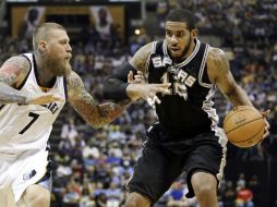 Spurs trabajó bien para barrer en la serie de postemporada y conseguir el cuarto triunfo en la serie ante Grizzlies. AP / M. Humphrey