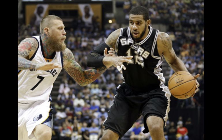 Spurs trabajó bien para barrer en la serie de postemporada y conseguir el cuarto triunfo en la serie ante Grizzlies. AP / M. Humphrey