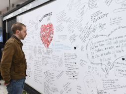 En la estación de Maelbeek se instaló un muro de recuerdos para que los viajeros puedan escribir sus comentarios. AFP / J. Thys