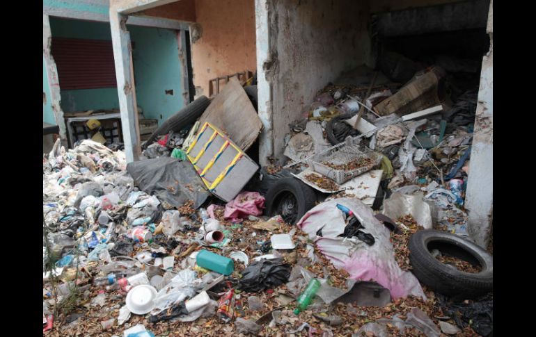 Una de las caras del complejo comercial descuidado, en el cruce de Medrano y la calle 70. EL INFORMADOR / M. Vargas