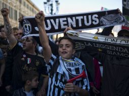 Aficionados de Juventus celebran en la plaza de San Calor en Turín. AFP / M. Bertorello