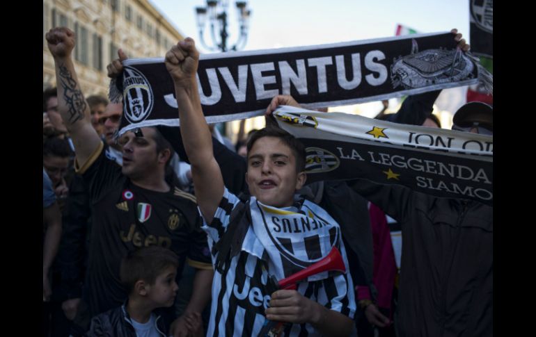 Aficionados de Juventus celebran en la plaza de San Calor en Turín. AFP / M. Bertorello