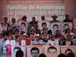 Los padres de los normalistas de Iguala ofrecen una conferencia de prensa este lunes tras el último informe del GIEI. EFE / S. Gutiérrez