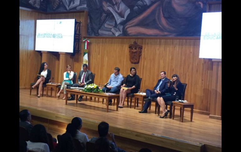 Este lunes se realizó la mesa de diálogo 'De la omisión a la alerta, educar para prevenir'. TWITTER / @mujerjal