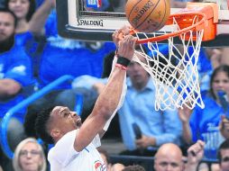 La figura. Russell Westbrook, de Oklahoma, clava el balón ante la marca de Justin Anderson, de Dallas. EFE / l. Smith