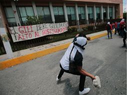 Grupos de apoyo a los desaparecidos de la Normal de Ayotzinapa protestan frente a las instalaciones del Congreso en Chilpancingo. EFE / J. De la Cruz