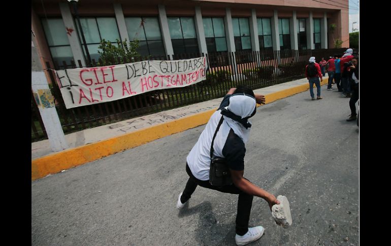 Grupos de apoyo a los desaparecidos de la Normal de Ayotzinapa protestan frente a las instalaciones del Congreso en Chilpancingo. EFE / J. De la Cruz