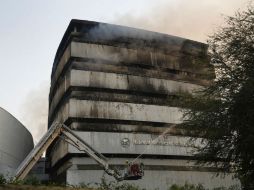 Bomberos trabajan arduamente para extinguir el incendio, que acabó con todo el edificio. EFE / R. Gupta