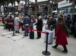 Pasajeros hacen cola para acceder a los andenes de la estación Gare du Nord durante la jornada de huelga. EFE / E. Laurent