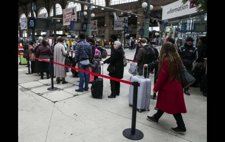 Pasajeros hacen cola para acceder a los andenes de la estación Gare du Nord durante la jornada de huelga. EFE / E. Laurent