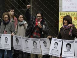 Unas 20 personas se reúnen en Montevideo para pedir justicia al Gobierno mexicano para los 43 desaparecidos de Ayotzinapa. EFE / J. Roibás Veiga