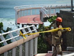 Unos 50 metros de la ciclovía, construida sobre una roca junto al mar, cayeron al agua el jueves arrastradas por enormes olas. AFP / ARCHIVO